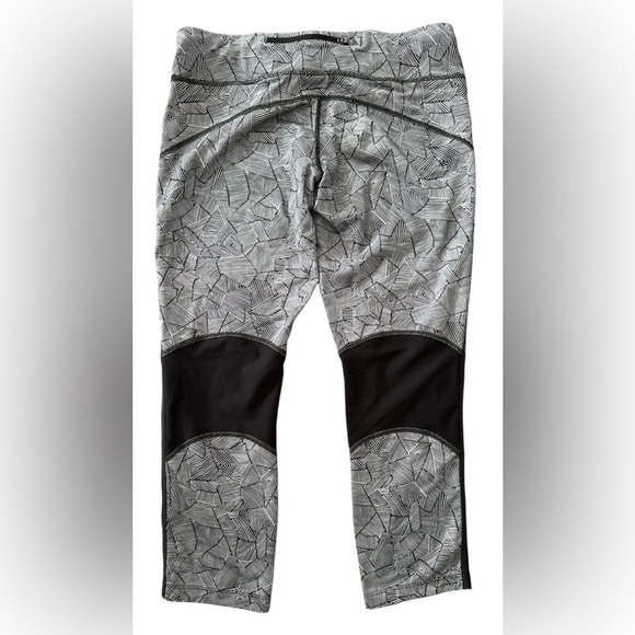 Nike WOMENS Gray and Black Geometrical Patterned Leggings, size L - Picture 5 of 5